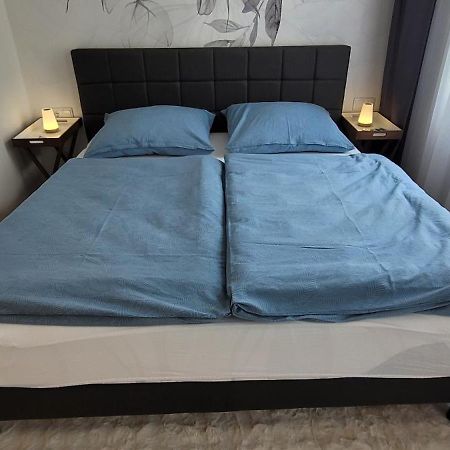 Altbauwohnung Mit Charme - Selbst Check In - Queensize Bett Wina Bagian luar foto