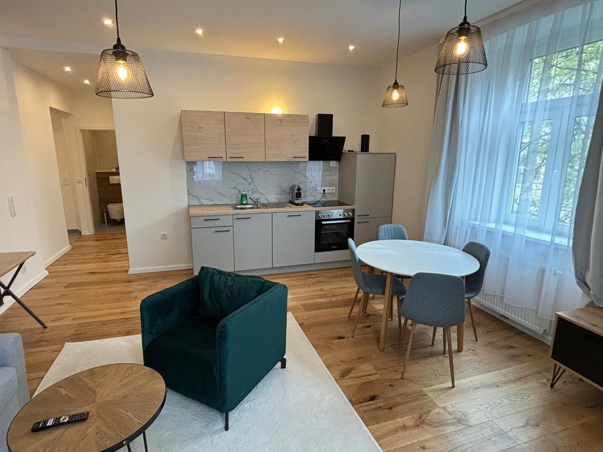 Altbauwohnung Mit Charme - Selbst Check In - Queensize Bett Wina Bagian luar foto