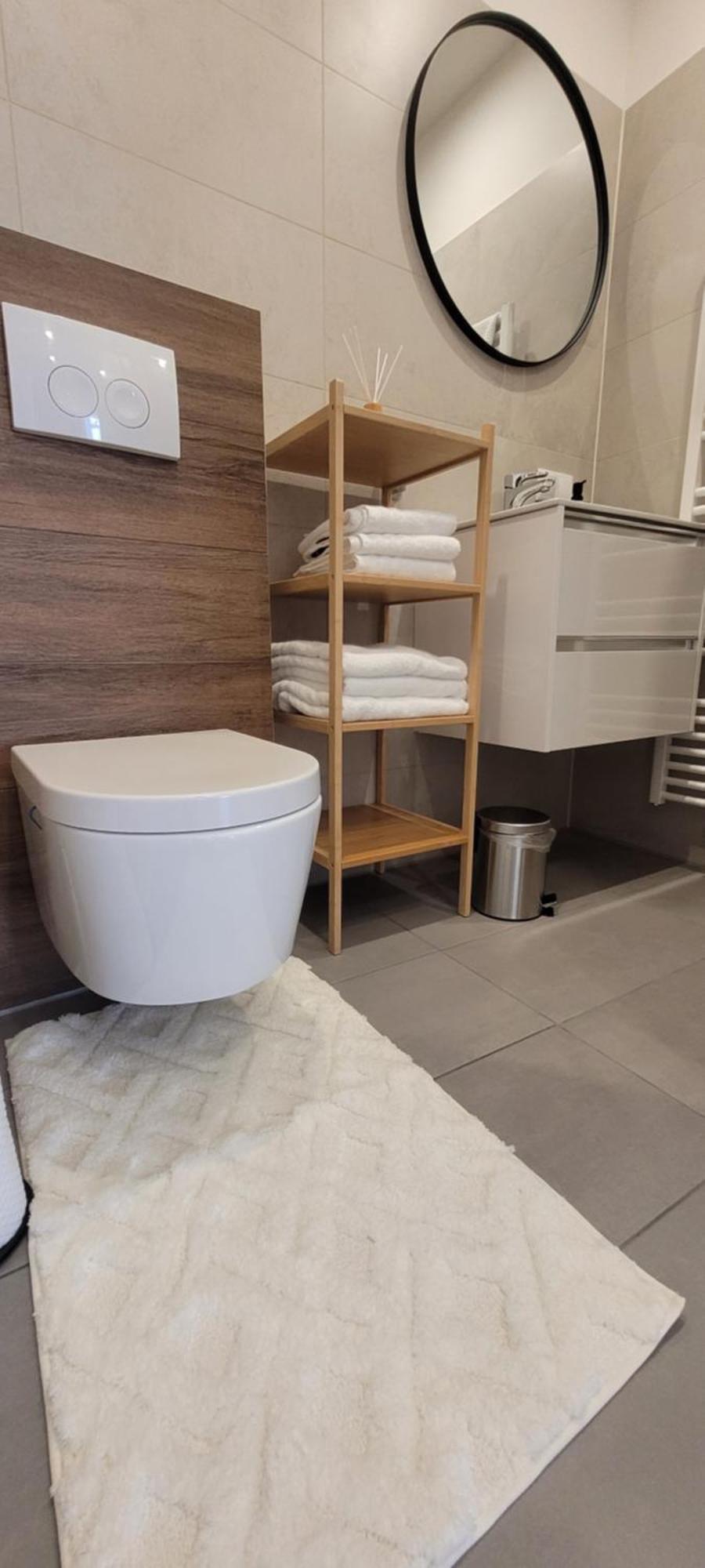 Altbauwohnung Mit Charme - Selbst Check In - Queensize Bett Wina Bagian luar foto